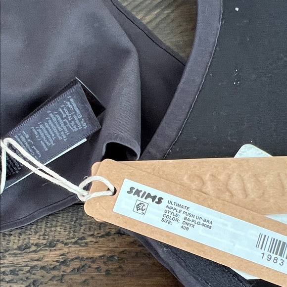 SKIMS Nipple Push Up Bra - Picture 11 of 11